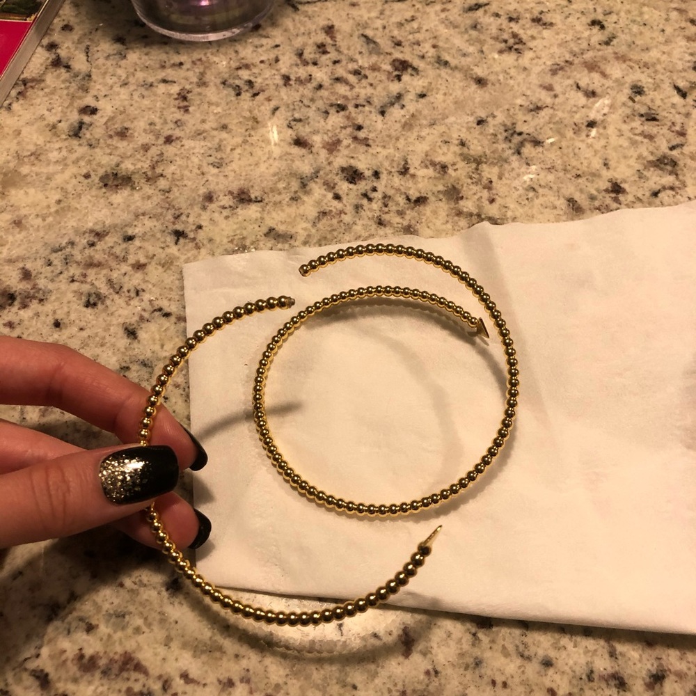 Broken arm band